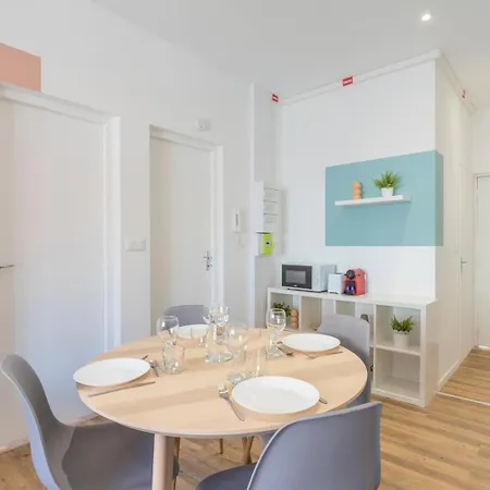 2 Bedroom Near Tram, Chr + Parking Apartament *