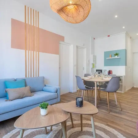Apartment 2 Bedroom Near Tram, Chr + Parking Roubaix