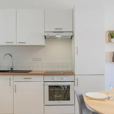 2 Bedroom Near Tram, Chr + Parking * Roubaix