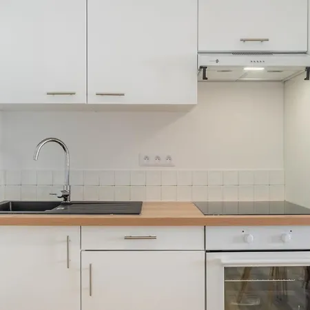 Apartment 2 Bedroom Near Tram, Chr + Parking *