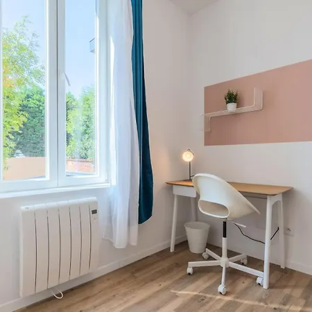 Apartment 2 Bedroom Near Tram, Chr + Parking Roubaix