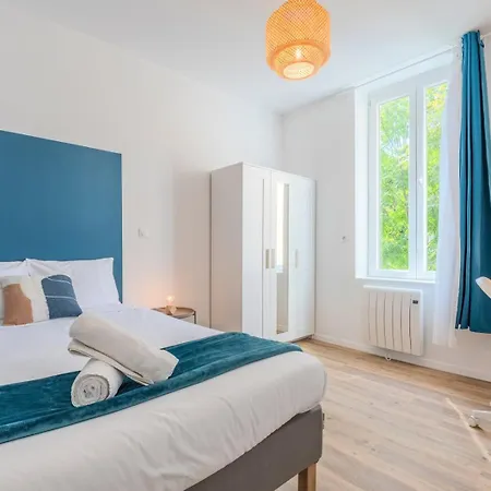 Apartment 2 Bedroom Near Tram, Chr + Parking Roubaix