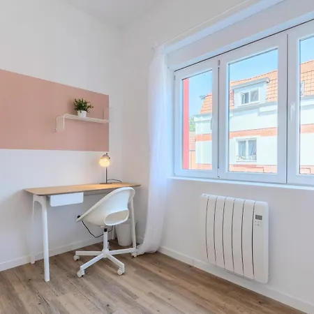 2 Bedroom Near Tram, Chr + Parking * Roubaix