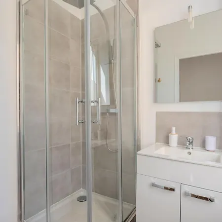 Apartment 2 Bedroom Near Tram, Chr + Parking